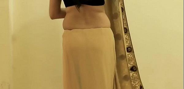  HOT GIRL SAREE WEARING and Showing her NAVEL and BACK